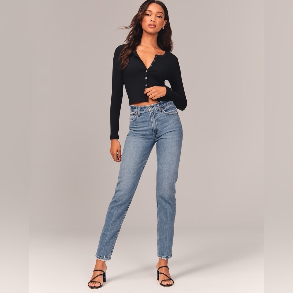 NWOT Abercrombie & Fitch High‎ Rise Mom Jean in Light Wash Ripped Knee Blue 29 8